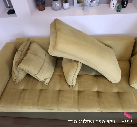כריות ספה ירוקות מונחות בצורה לא מסודרת